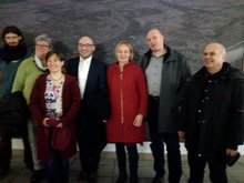 Gruppenbild mit geschafften, aber freudigen Gesichtern vor undefinierbarem Hintergrund: Freuen sich über den neuen Bürgermeister von Frankfurt (Oder): René Wilke selbst, Petra Budke, Jörg Gleisenstein, Alena Karaschinski u.a. /Quelle: Bündnis 90/Die Grünen, Budke.