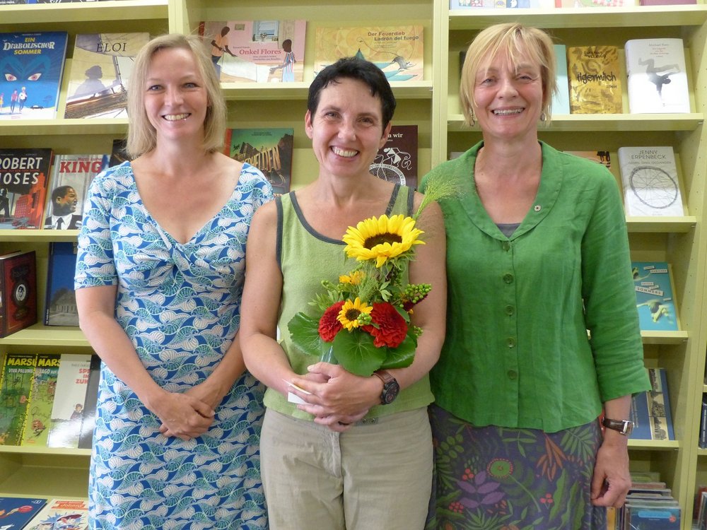 von links nach rechts: Frauke Havekost, Kreisvorsitzende von Potsdam, Anette Illner, Inhaberin des Buchgeschäfts "Dronte", Petra Budke, Landesvorsitzende. Bei der Preisübergabe überreichen die Bündnisgrünen von Brandenburg der Existenzgründerin eine Sonnenblume - bei strahlendem Wetter mit strahlenden Gesichtern.
