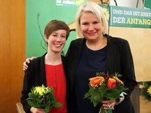 Zwei strahlende Frauen mit Blumenstrauß in der Hand: es sind die neuen Landesvorsitzenden Julia Schmidt und Alexandra Pichl, die auf dem Parteitag in Templin im Ahorn Seehotel gewählt wurden.