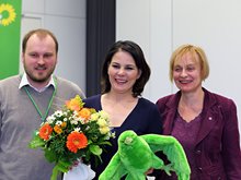 Fliege hoch, du Brandenburger Adler! Die Grünen im Aufwind - auch auf dem Parteitag in Wildau im November 2018, hier die Bundesvorsitzende Annalena Baerbock mit dem grünen Plüschadler als Maskottchen im Arm, flankiert von den beiden Landesvorsitzenden Budke und Rostock.