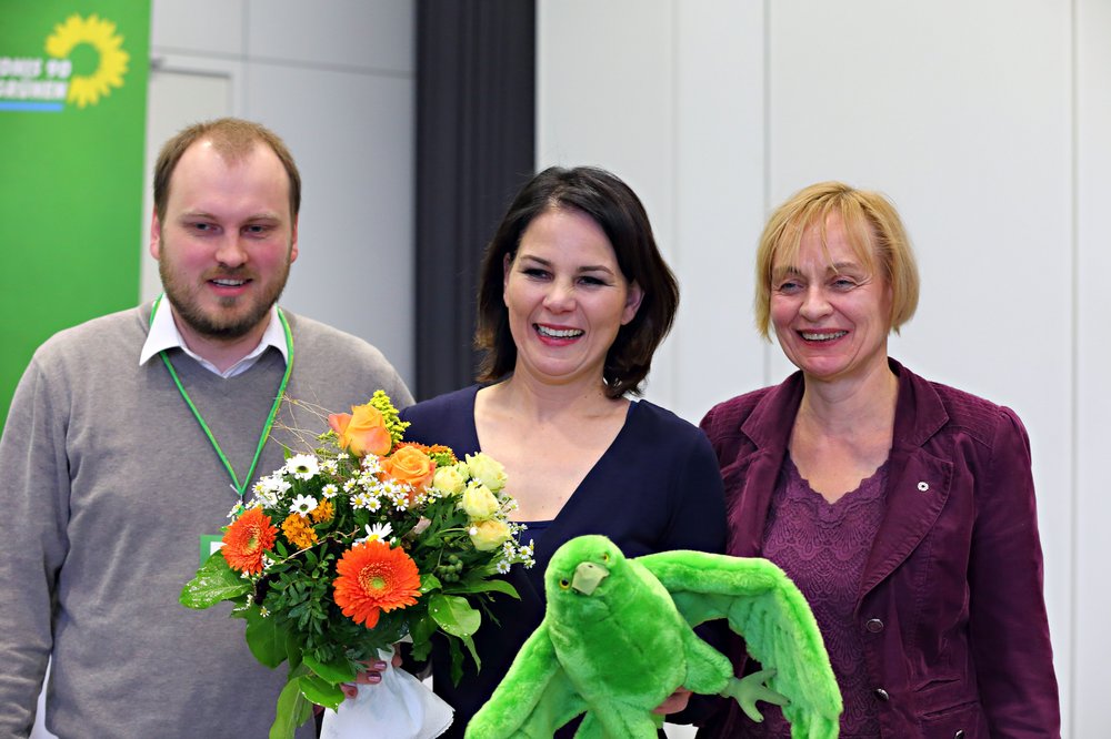 Fliege hoch, du Brandenburger Adler! Die Grünen im Aufwind - auch auf dem Parteitag in Wildau im November 2018, hier die Bundesvorsitzende Annalena Baerbock mit dem grünen Plüschadler als Maskottchen im Arm, flankiert von den beiden Landesvorsitzenden Budke und Rostock.