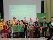 hier sieht man ca. 20 grüne Politikerinnen, Direktkandidaten, Listenkandidaten, und den Landesvorstand im Rahmen des letzten Parteitags vom 1. April 2017, wie sie geschlossen mit einem Banner vor der Bühne stehen: Mit Mut in die Zukunft steht darauf.