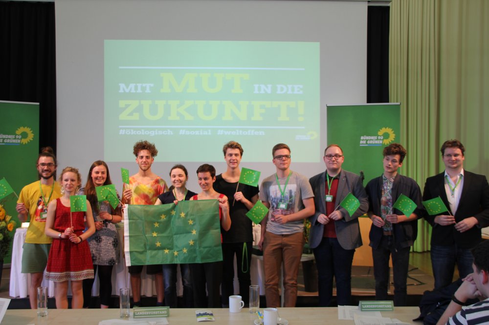 hier sieht man ca. 20 grüne Politikerinnen, Direktkandidaten, Listenkandidaten, und den Landesvorstand im Rahmen des letzten Parteitags vom 1. April 2017, wie sie geschlossen mit einem Banner vor der Bühne stehen: Mit Mut in die Zukunft steht darauf.