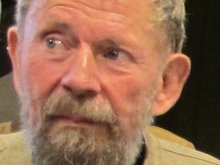 auf dem Foto sieht man das Portrait eines alten Mannes, etwas unscharf aufgenommen. Er guckt nicht den Betrachter an, sondern zur Seite. Sein Blick verrät, dass er schon viel gesehen hat.