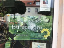 auf dem Foto sieht man die Fensterscheibe, die zersplittert ist, allerdings nur mit kleinem Loch, nicht total zersprengt. und das vor dem Plakat: Wahlkreisbüro Falkensee Bündnis 90/Die Grünen. Zudem noch angerissen ein Foto von der Landtagsabgeordneten Ursula Nonnemacher, die hier auch ihr Wahlkreisbüro hat.